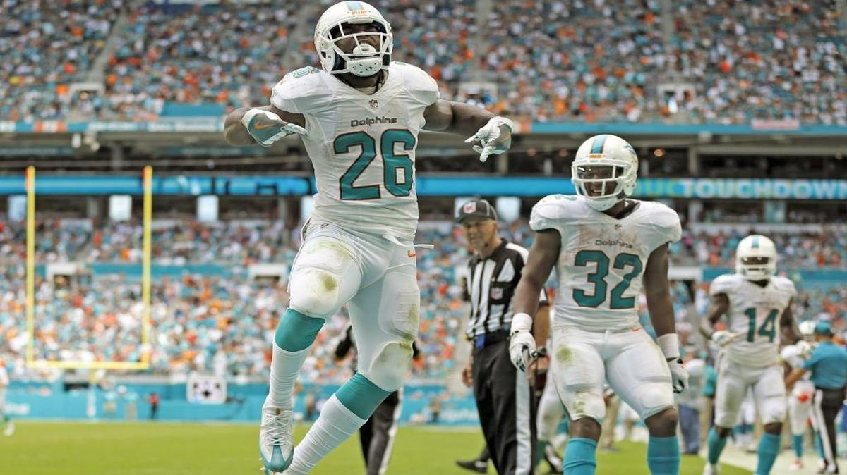 Damien Williams (26) celebra su TD delante de Kenyan Drake (32) contra los Browns, el 25 de septiembre pasado.