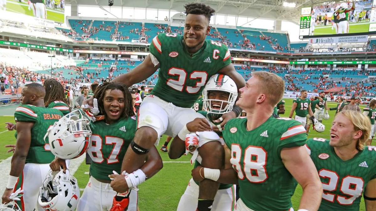 El tight end de los Huracanes Christopher Herndon (23) es cargado por sus compañeros de equipo tras el triunfo ante Virginia, el 18 de noviembre del 2017 en el Hard Rock Stadium de Miami Garden, Florida.