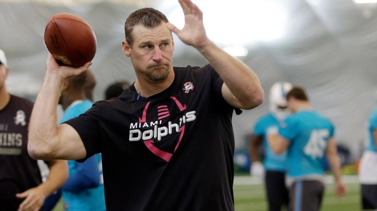 
El entrenador de los Dolphins Dan Campbell pasa el ovoide en una práctica, el viernes en Davie, Fla.
