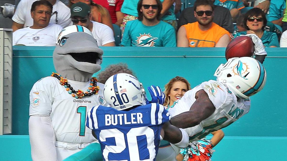 Con una sola mano, el wide receiver de los Dolphins Jarvis Landry se las arregla para atrapar el ovoide ante la sorpresa de Darius Butler, de los Colts, el domingo en Miami.