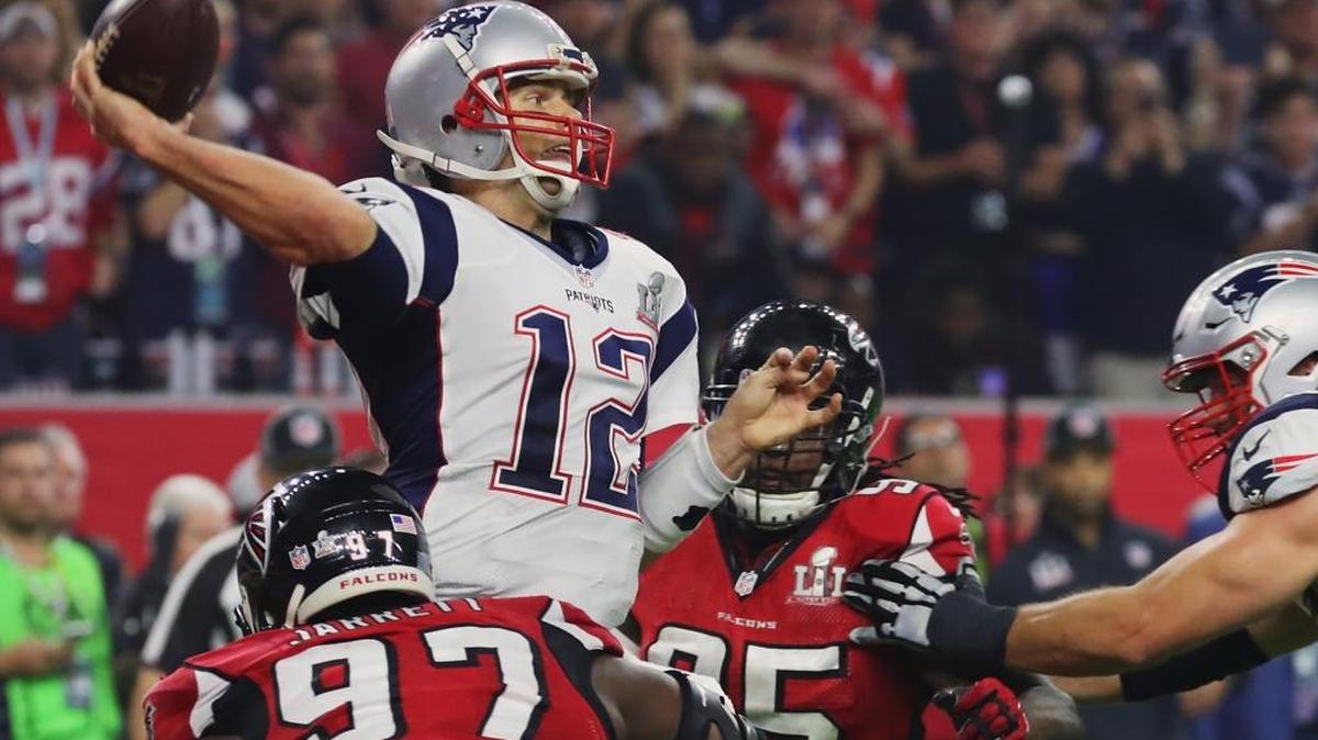 Tom Brady, quarterback de los Patriots, lanza el ovoide en el cuarto parcial en la remotada contra los Falcons en el Super Bowl LI el 5 de febrero en el NRG Stadium, en Houston.