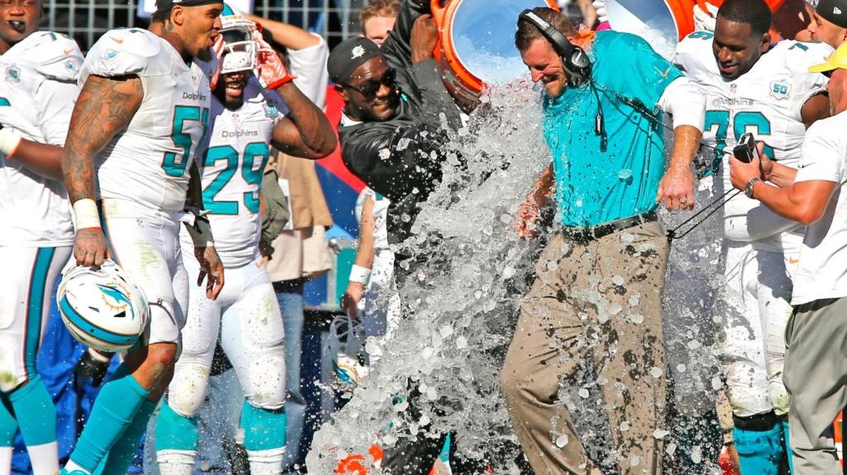 
El entrenador interino de los Dolphins Dan Campbell recibe el tradicional baño de Gatorade luego del triunfo sobre los Titans de Tennessee en el Nissan Stadium en Nashville, Tenn, el 18 de octubre del 2015.
