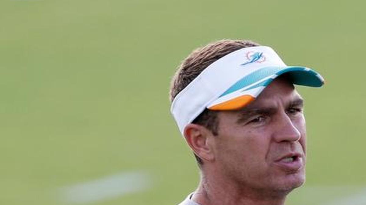 
Lou Anarumo, en una práctica de los Dolphins, el 5 de agosto pasado. Ahora es el coordinador defensivo.
