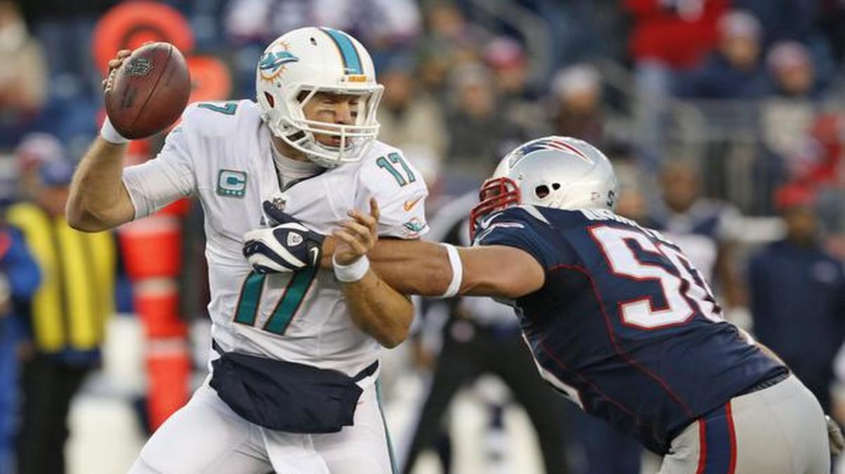 
Ryan Tannehill (17) es presionado por Rob Ninkovich (50), el domingo en el Gillette Stadium.
