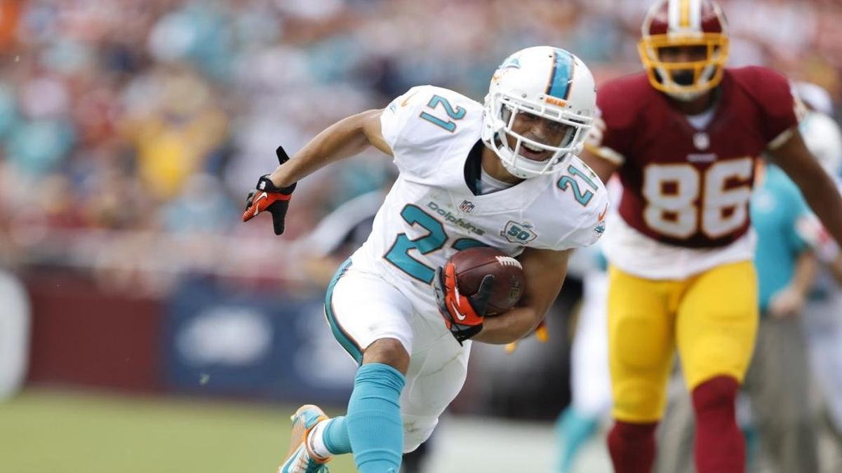
El cornerback Brent Grimes (21), de los Dolphins, intercepta un pase en el segundo cuarto contra los Redskins de Washington, en el FedExField en Landover, Maryland, el domingo 13 de septiembre del 2015.
