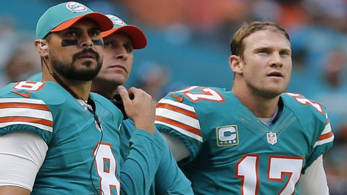 Matt Moore (8), el entrenador Adam Gase y Ryan Tannehill (17) durante el partido contra los Buffalo Bills en el Hard Rock Stadium, el domingo 23 de octubre del 2016.