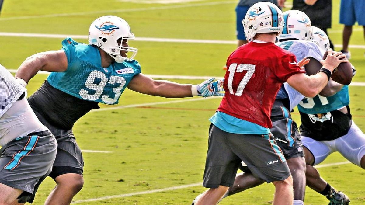 
El defensive tackle Ndamukong Suh se lanza a la caza del quarterback Ryan Tannehill, en una práctica en julio pasado.
