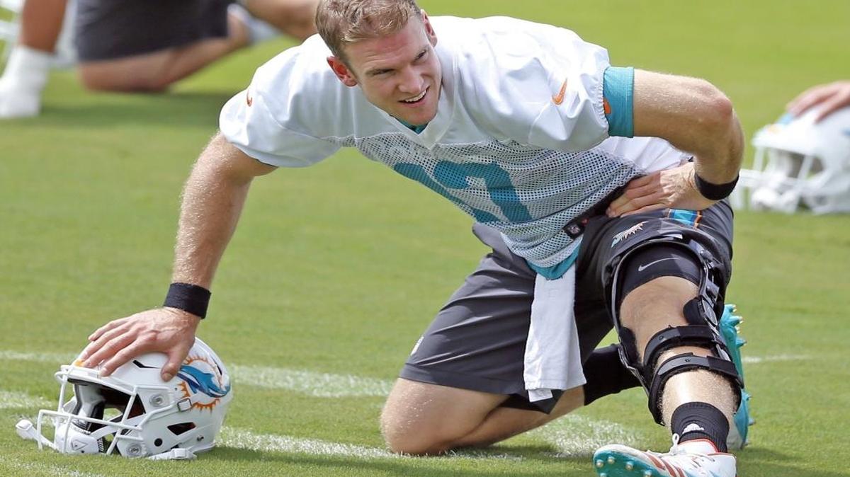 El quarterback Ryan Tannehill (17) realiza ejercicios de calentamiento en el minicampamento de entrenamiento de los Dolphins, el 14 de junio del 2017.