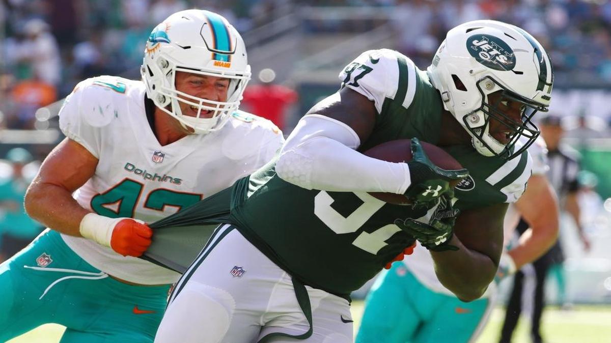 Lawrence Thomas (97), de los Jets, es perseguido por Kiko Alonso (47), de los Dolphins, el 24 de septiembre pasado.