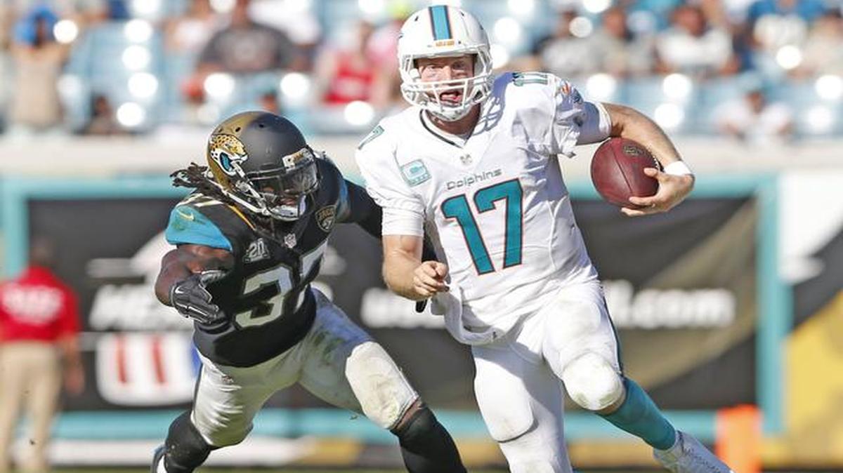 
Ryan Tannehill (17) escapa con el ovoide en el triunfo de los Dolphins, el domingo pasado en Jacksonville.
