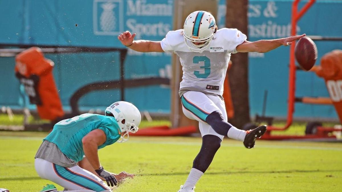 El kicker Andrew Franks patea el ovoide durante el campamento de entrenamiento de los Dolphins en Davie, Florida, el 3 de agosto del 2017.