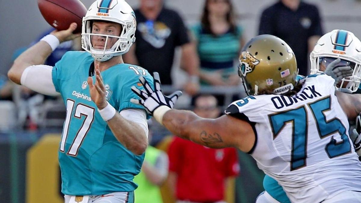 
Ryan Tannehill, de los Dolphins, pasa el ovoide contra los Jaguars, el domingo pasado en Jacksonville.
