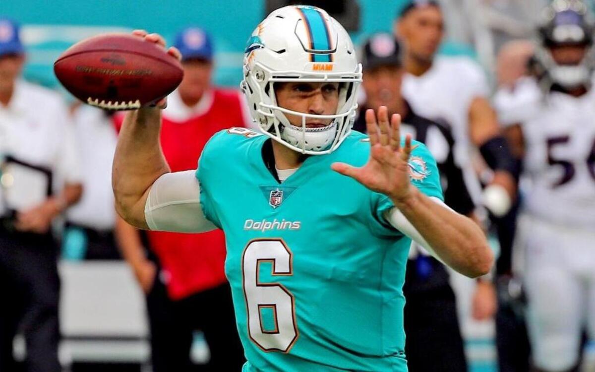 El quarterback de los Dolphins Jay Cutler (6) se dispone a lanza en el partido contra los Ravens de Baltimore, el 17 de agosto del 2017.