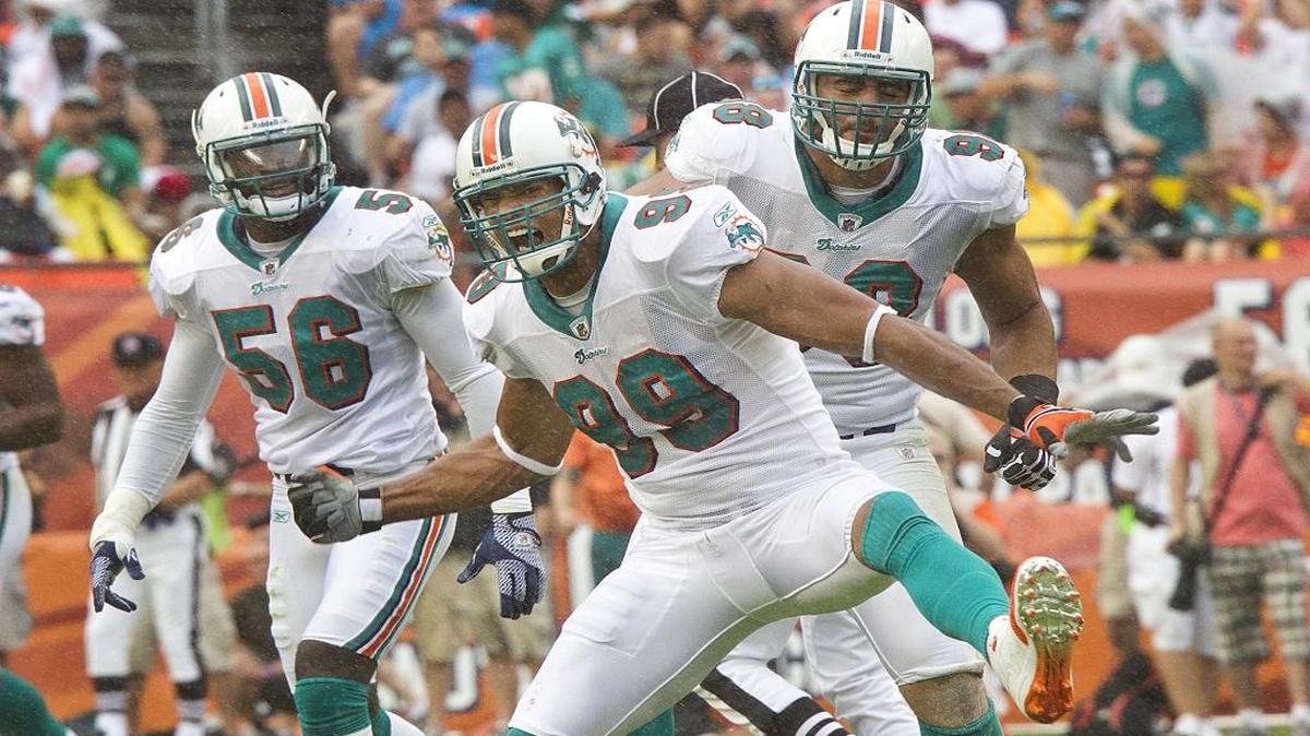 Jason Taylor, de los Dolphins, celebra luego de haber derribado a Michael Vick, de los Eagles, en el Sun Life Stadium en Miami.