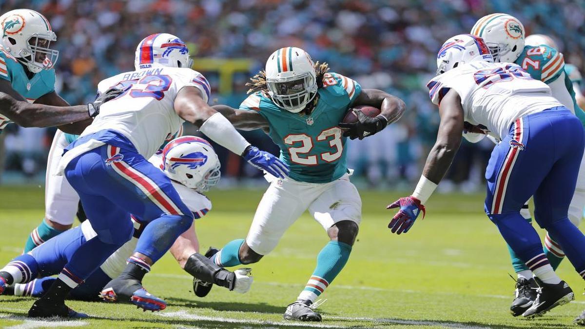 El running back Jay Ajayi (23), de los Dolphins, consigue una yardas contra los Buffalo Bills, en el Hard Rock Stadium en Miami, el domingo 23 de octubre del 2016.