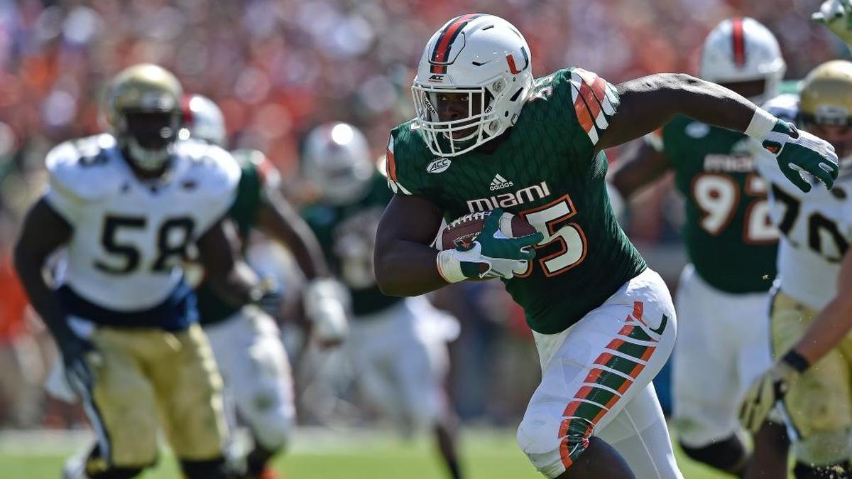 Shaquille Quarterman, de la UM, retorna un fumble para touchdown contra Georgia Tech, el sábado en Atlanta.