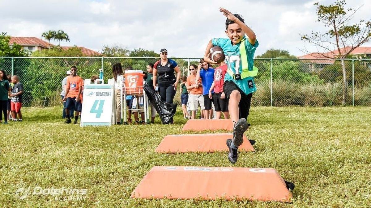 Un niño del Lakeside Elementary salta durante el programa de los Dolphins para estimular la actividad física, el martes 29 de septiembre del 2016 en Pembroke Park, Florida.