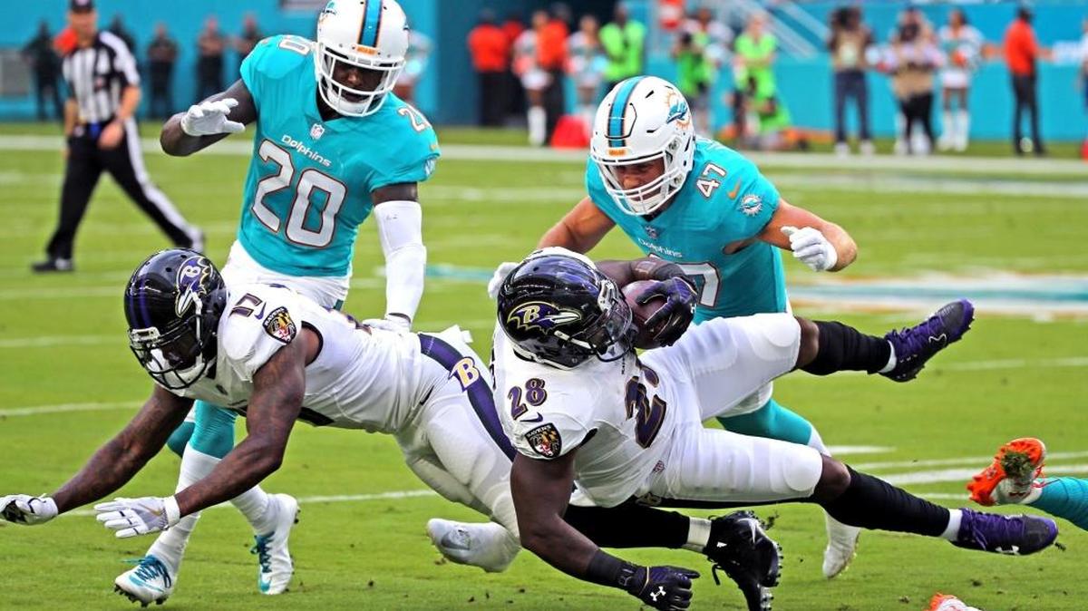 Reshad Jones (20) y Kiko Alonso (47), de los Dolphins, le cierran el paso a Mike Wallace (17) y Terrance West (28), de los Ravens, en el Hard Rock Stadium, el jueves 17 de agosto del 2017.