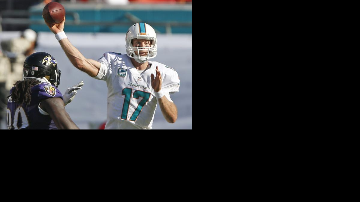 
Ryan Tannehill (17) pasa el ovoide en el choque contra los Ravens, el domingo pasado en Miami.
