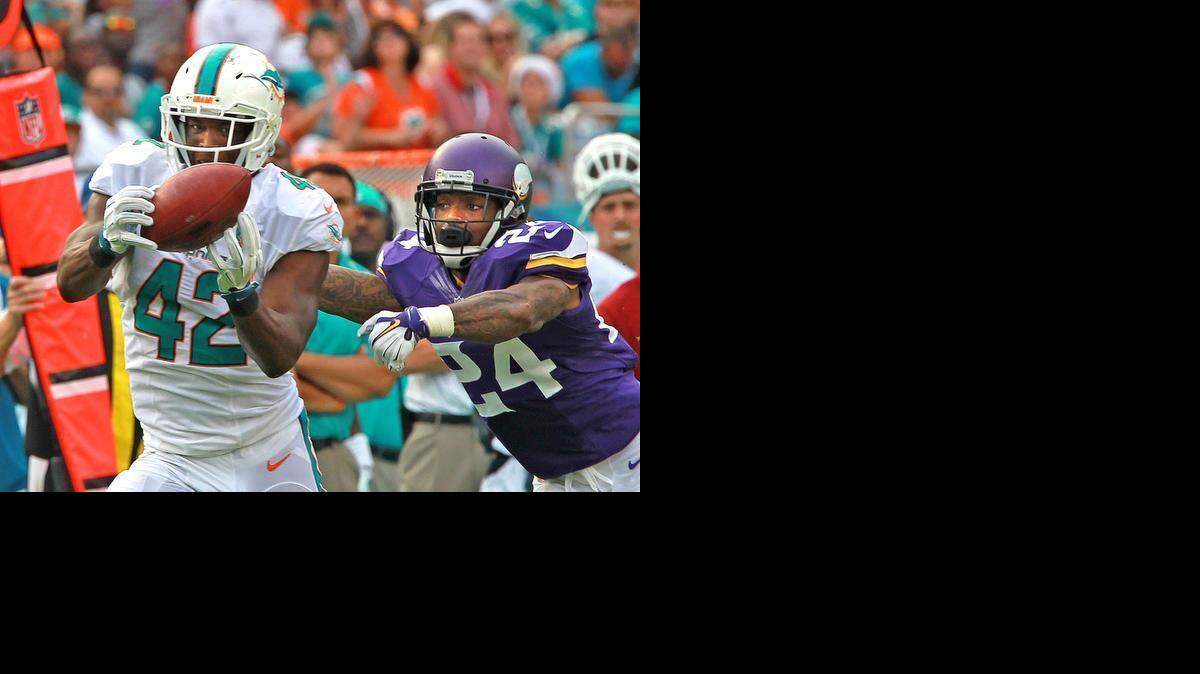 
Charles Clay, con los Dolphins, atrapa el ovoide contra los Vikings, en septiembre pasado en el Sun Life Stadium, en Miami.
