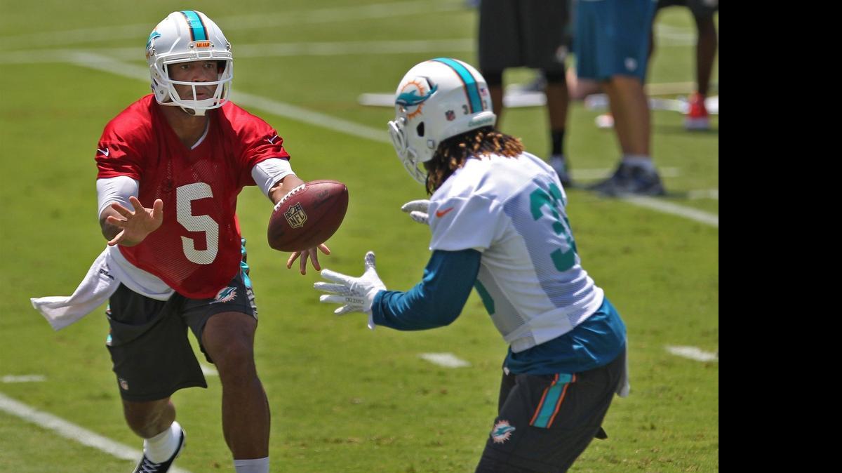 
Josh Freeman (izq.) pasa el ovoide a Jay Ajayi, durante una práctica de los Dolphins en Davie, Florida, el 1 de junio del 2015.
