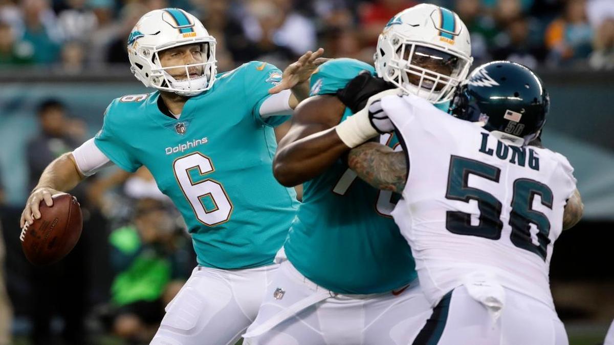 El quarterback de los Dolphins Jay Cutler es protegido en el partido contra los Eagles, la noche del jueves 24 de agosto del 2017, en Filadelfia.
