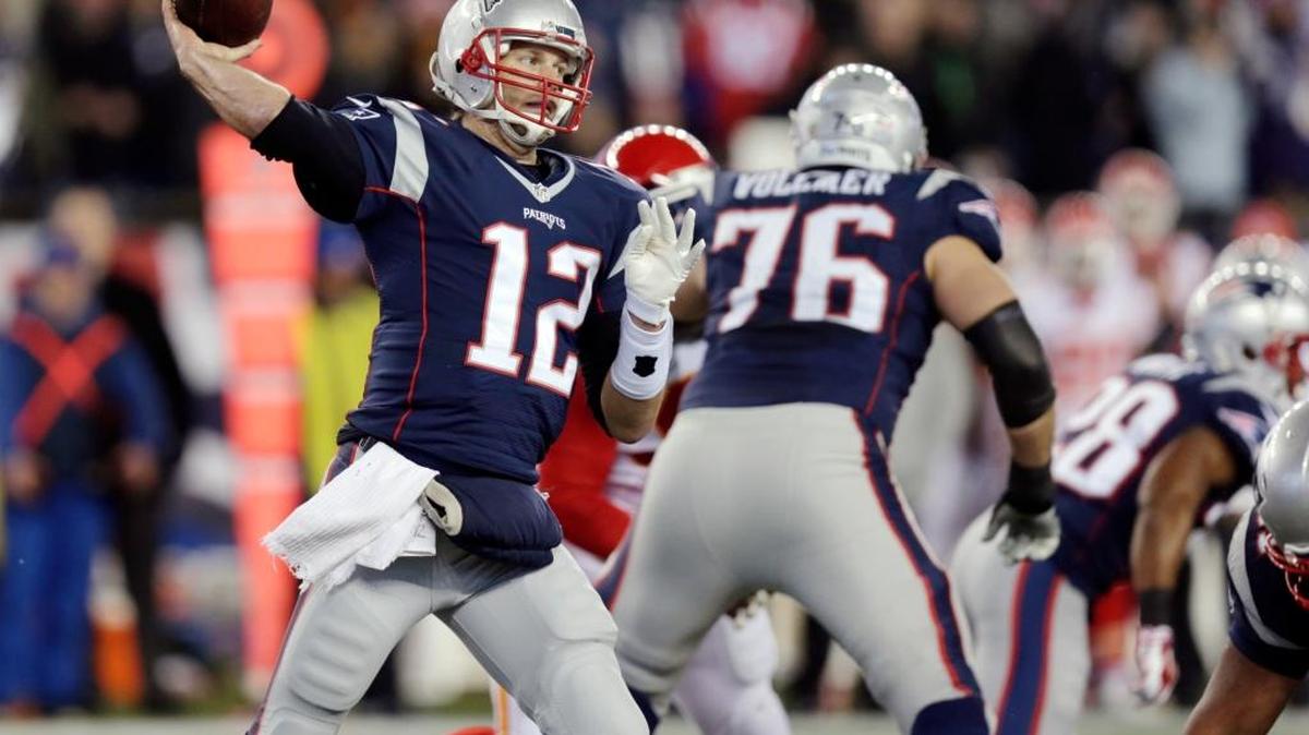 El quarterback de los Patriots Tom Brady (12) lanza un pase contra los Chiefs, en el triunfo del sábado en en Foxborough, Mass.