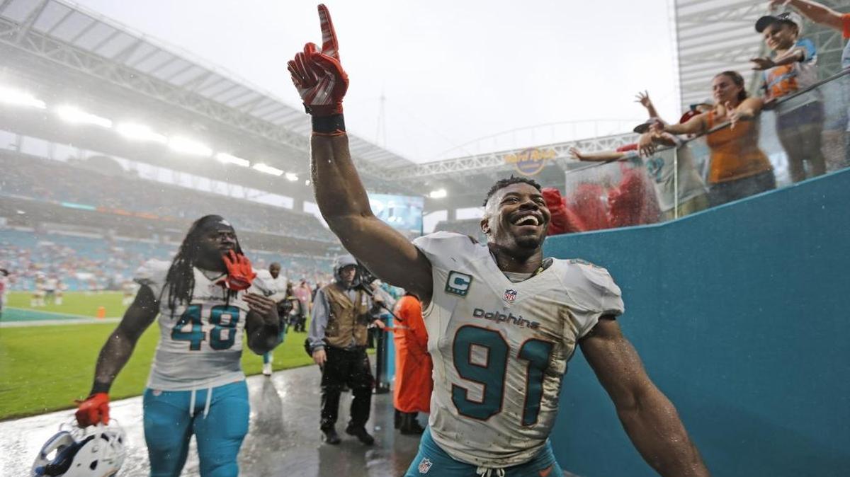 Cameron Wake (91) saluda luego del triunfo 26-23 de los Dolphins sobre los Cardinals en el Hard Rock Stadium, el 11 de dicembre del 2016.