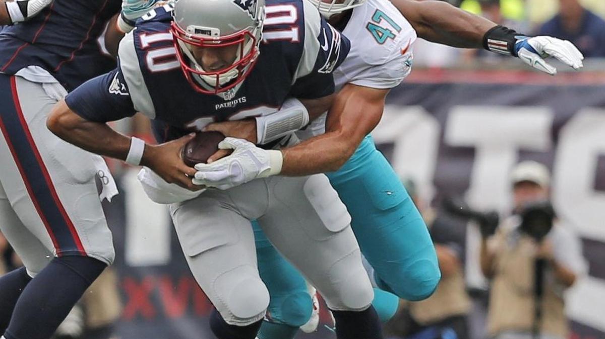 Kiko Alonso (47), de los Dolphins, atrapa a; quarterback de los Patriots Jimmy Garoppolo (10), en el Gillette Stadium, el domingo 18 de septiembre del 2016.