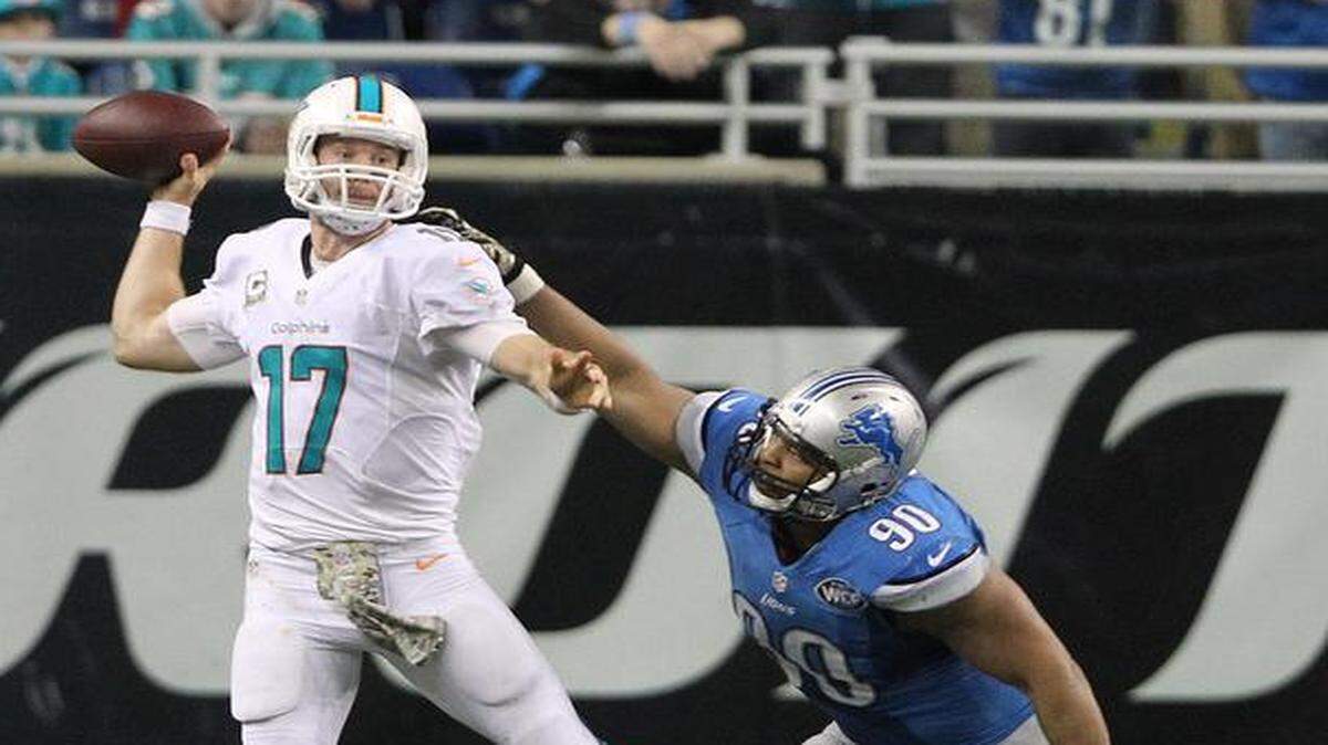 
El quarterback de los Dolphins Ryan Tannehill trata de lanzar el ovoide ante la presión de Ndamukong Suh, en el partido contra los Lions de Detroit, el 9 de noviembre en Miami.


