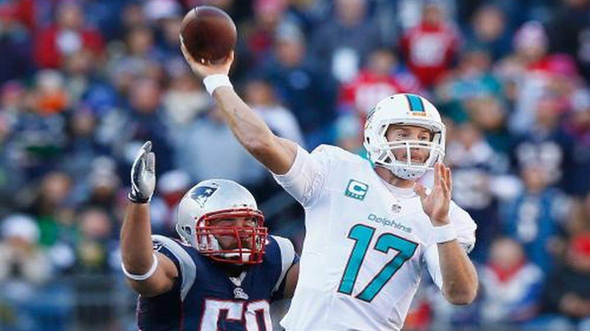 
Ryan Tannehill se dispone a pasar el ovoide vs. los Patriots el domingo último.
