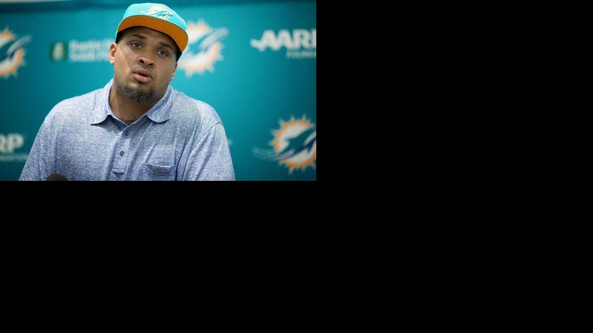 
Mike Pouncey habla con los periodistas tras haber firmado con los Dolphins hasta el 2020, el lunes 13 de abril del 2015 en Davie, Florida. 
