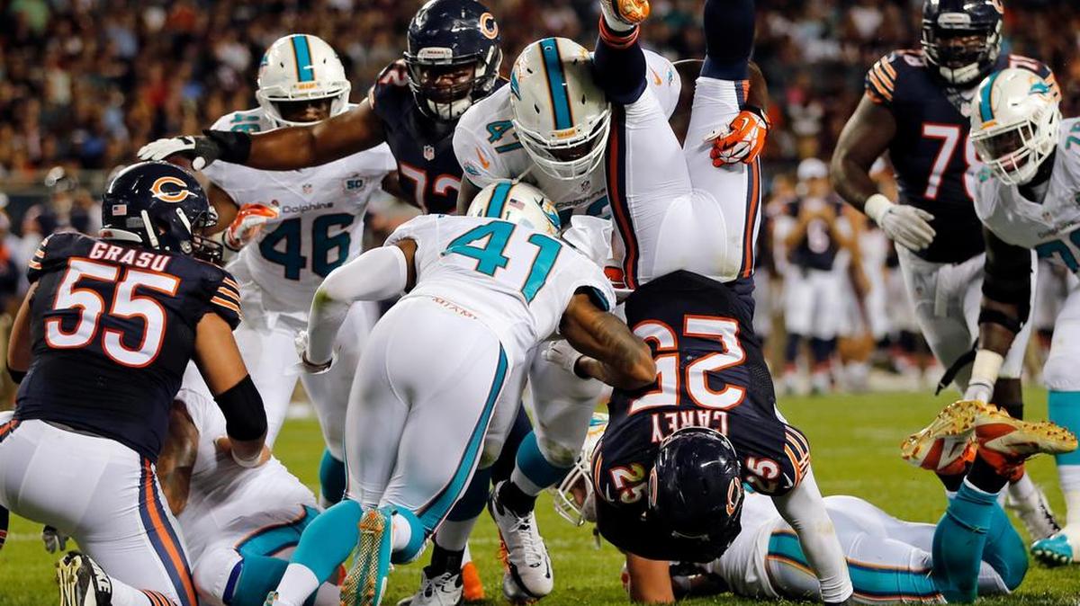 
Ka'Deem Carey (25), de los Bears, es clavado por la defensa de los Dolphins, la noche del jueves en Chicago.
