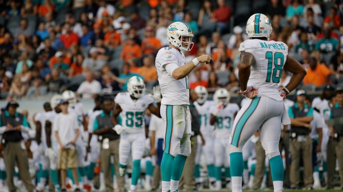 
Ryan Tannehill (17) habla con Rishard Matthews (18), el jueves en Chicago.

