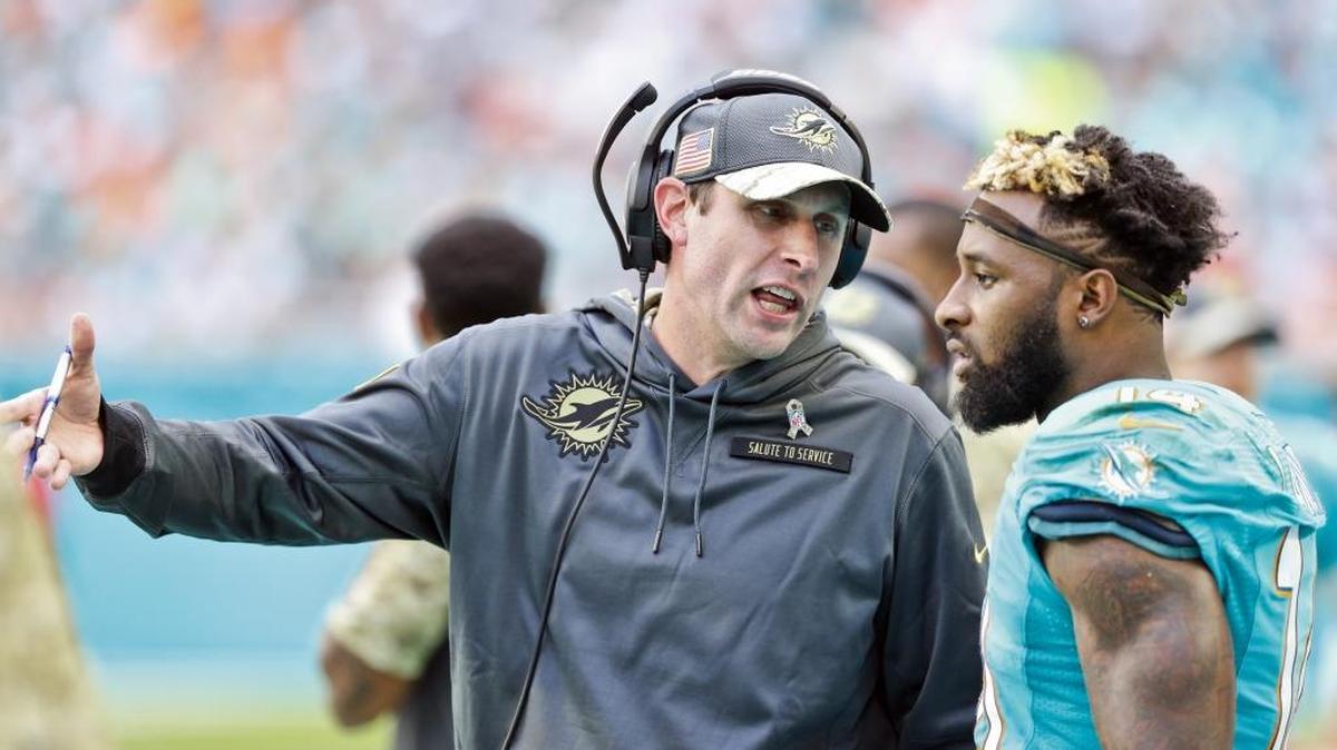 El entrenador de los Dolphins Adam Gase imparte instrucciones al wide receiver Jarvis Landry (14) en el choque contra los Jets de Nueva York, en el Hard Rock Stadium el 6 de noviembre del 2016.