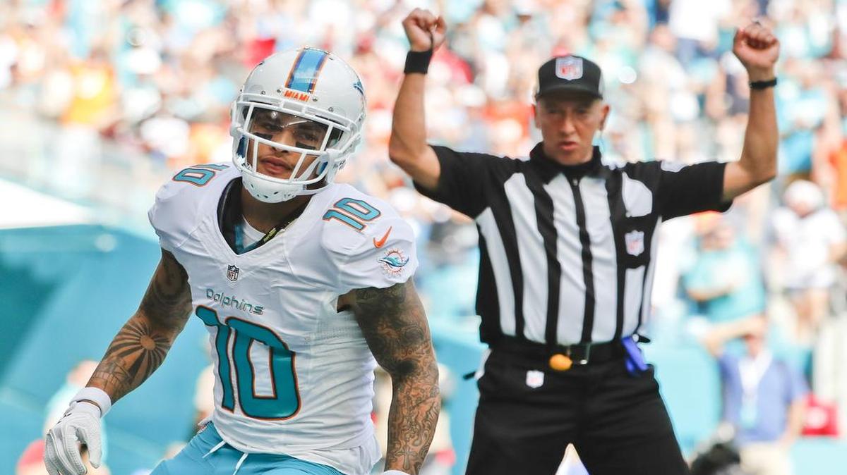 El wide receiver de los Dolphins Kenny Stills (10) anota un touchdown contra los Cardinals, en el Hard Rock Stadium el 11 de diciembre del 2016.