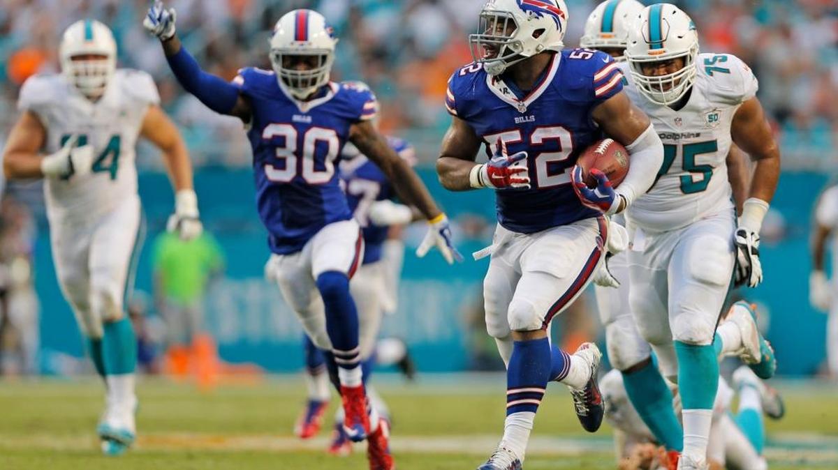 
Preston Brown (52) intercepta el ovoide al quarterback de los Dolphins Ryan Tannehill y anota un touchdown para los Buffalo Bills en el segundo cuarto, el domingo 27 de septiembre del 2015 en el Sun Life Stadium en Miami.
