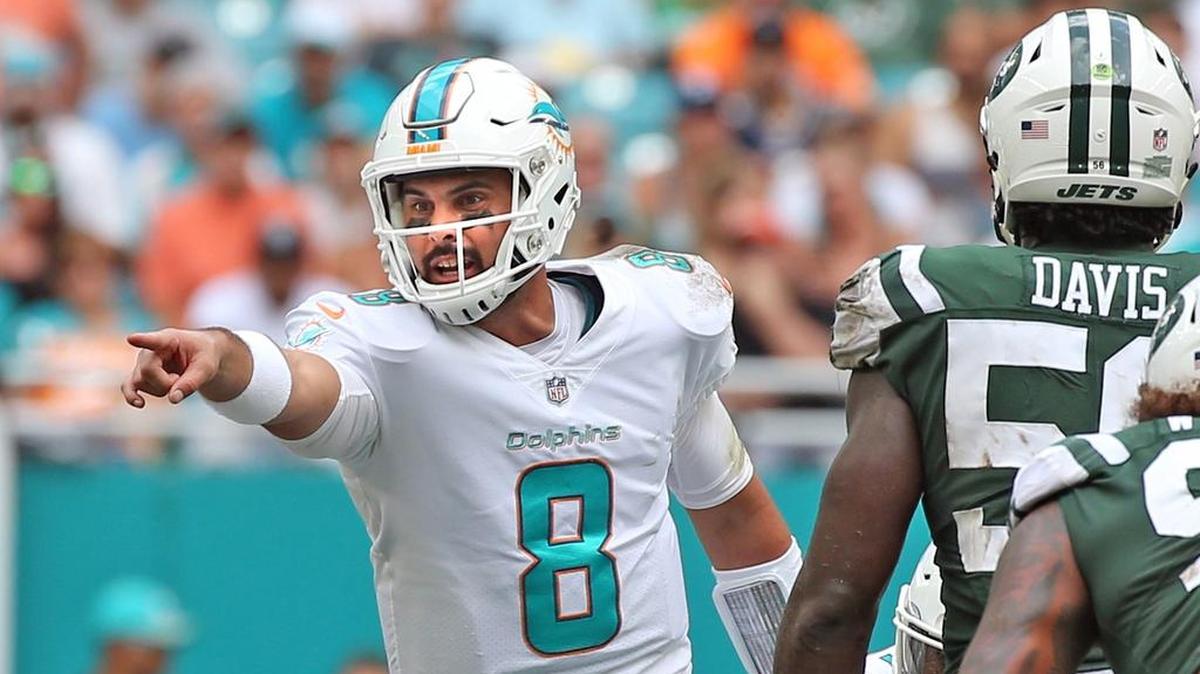 Matt Moore (8), de los Dolphins, imparte instrucciones a sus compañeros en el choque ante los Jets, el domingo.
