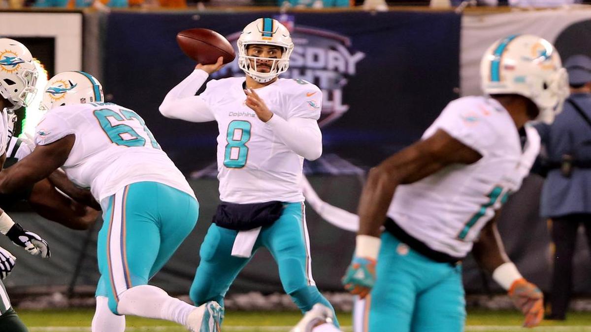 El quarterback de los Dolphins Matt Moore (8) pasa el ovoide en el partido contra los Jets en el MetLife Stadium en East Rutherford, New Jersey, la noche del sábado 17 diciembre del 2016.