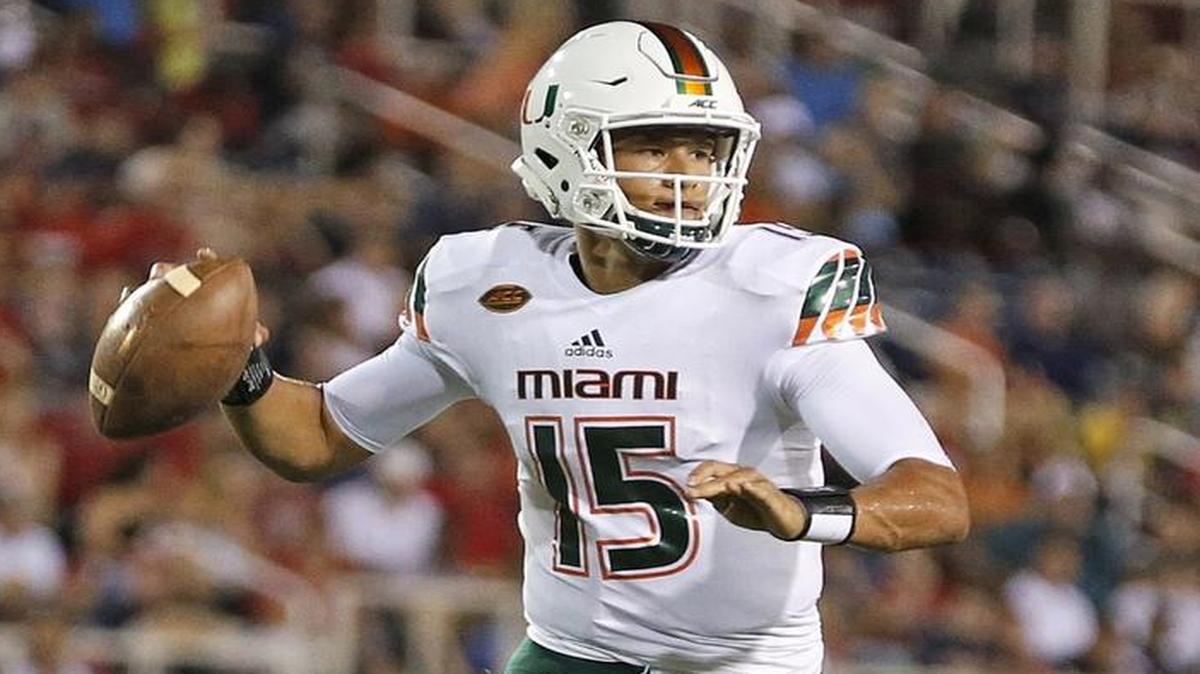 
Brad Kaaya se dispone a pasar el ovoide, el 11 de septiembre último en FAU.
