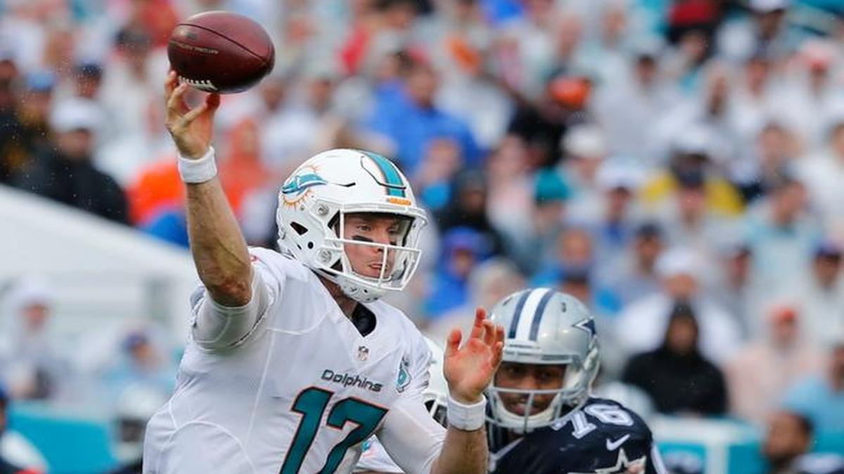 El quarterback de los Dolphins Ryan Tannehill (17) pasa el ovoide en el partido contra los Cowboys de Dallas en el Sun Life Stadium de Miami, el domingo 22 de noviembre del 2015.