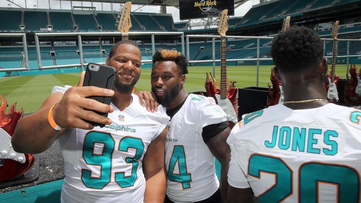 Ndamukong Suh, Jarvis Landry y Reshad Jones en el flamante Hard Rock Stadium, el 17 de agosto pasado.