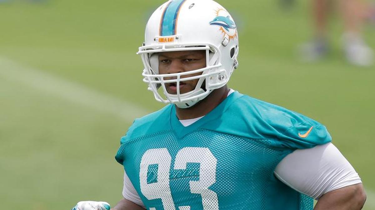 
El defensive tackle de los Dolphins Ndamukong Suh rn los entrenamientos de los Dolphins, el 26 de mayo del 2015 en Davie, Florida.
