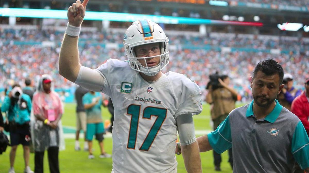 El quarterback de los Dolphins Ryan Tannehill camina a los vestidores tras lesionarse la rodilla en el tercer cuarto del partido contra los Cardinals, efectuado el 11 de diciembre del 2016 en el Hard Rock Stadium, en Miami Gardens, Florida.