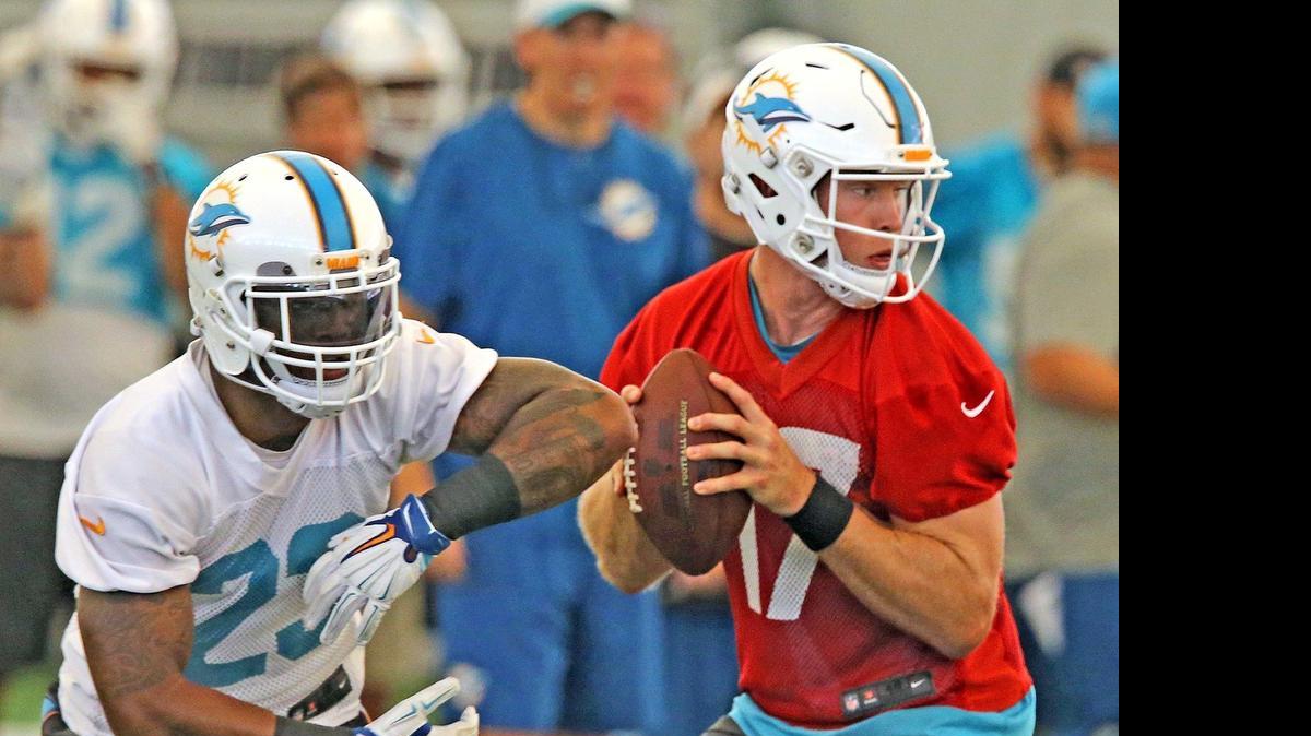 
Ryan Tannehill se prepara para lanzar mientras Mike Gillislee simula recibir el ovoide, el martes.
