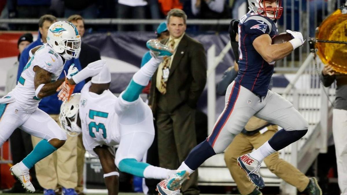 Rob Gronkowski (87) supera al safety de los Dolphins Michael Thomas (31) y se dirige a marcar un touchdown para los Patriots, el jueves 29 de octubre del 2015, en Foxborough, Mass.