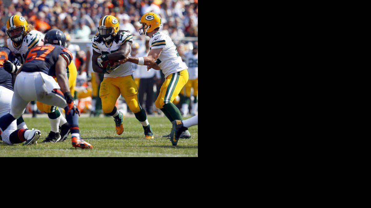 
Aaron Rodgers (12) pasa el ovoide a Eddie Lacy (27) en el choque contra los Bears, el 28 de septiembre.
