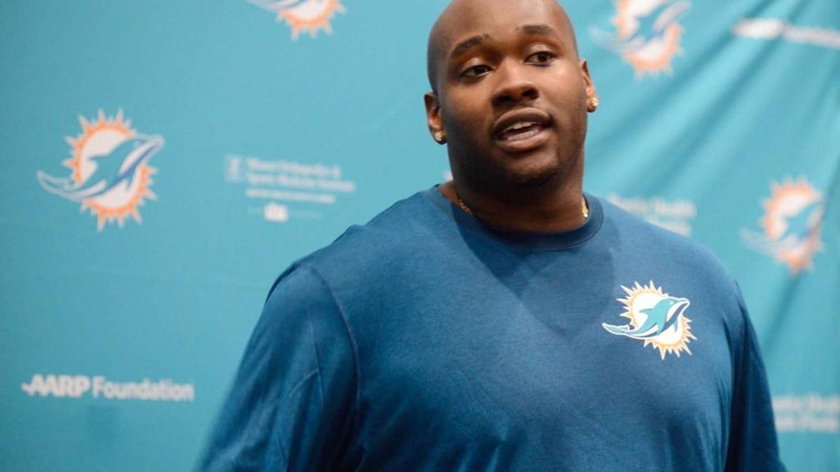 Laremy Tunsil, primera selección de los Dolphins en el draft de la NFL del 2016, habla con los periodistas en el campamento de entrenamiento en Davie, Florida, el sábado 7 de mayo pasado.
