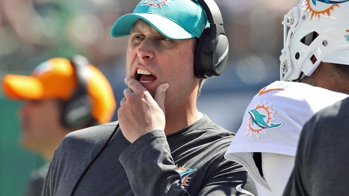 El entrenador de los Dolphins Adam Gase reflexiona al lado del campo en el partido contra los Jets de Nueva York, en el Met Life Stadium el East Rutherford, Nueva Jersey, el domingo 24 de septiembre del 2017.