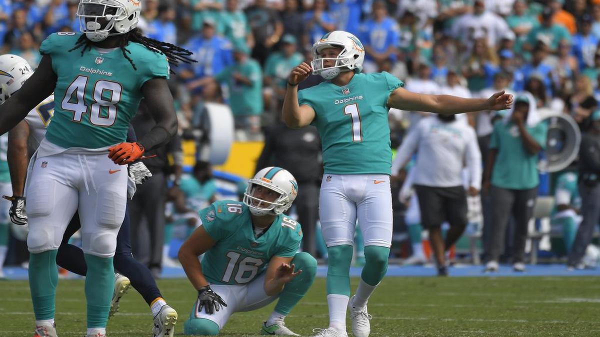 Cody Parkey (1) mira su gol de campo de 54 yardas que le dio la victoria a los Dolphins sobre los Chargers, el domingo.